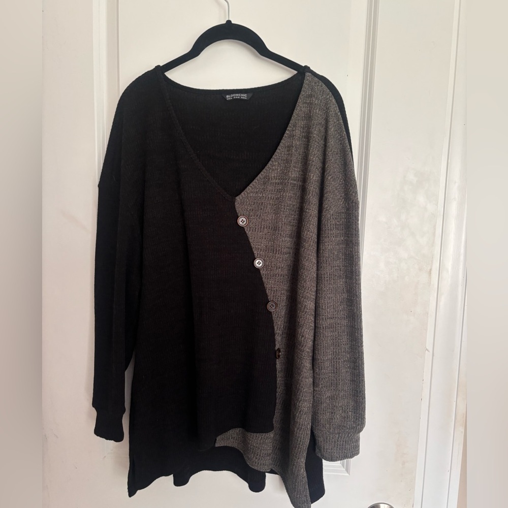 BloomChic Black and Gray Waffle Knot Asymmetrical Button Top Size 14/16